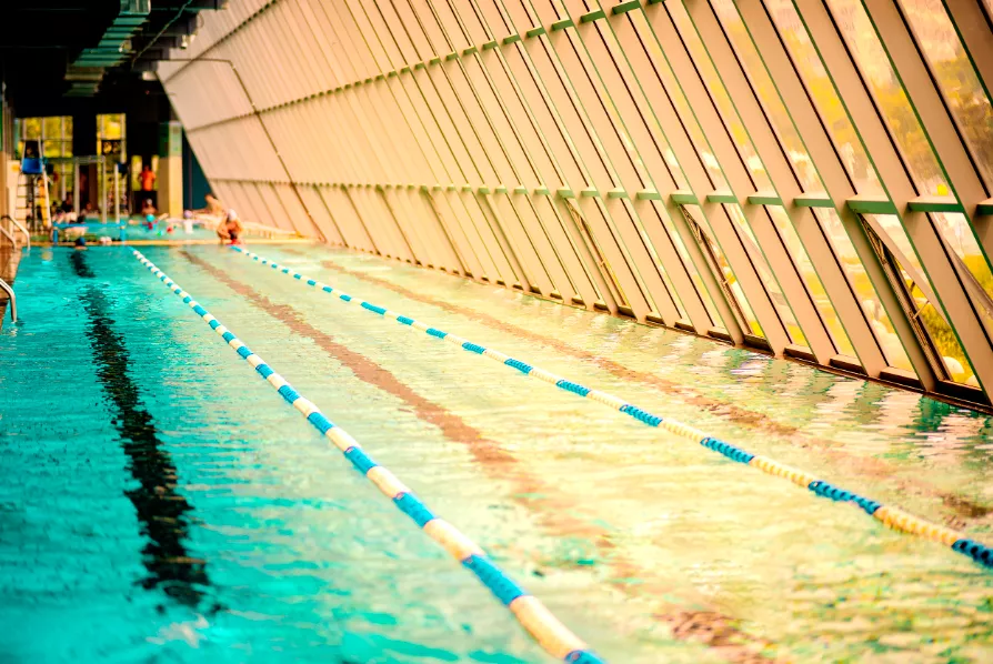 梁子湖成人混凝土钢结构游泳池项目
